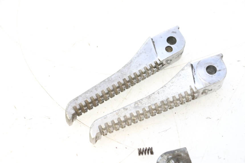 photo de PAIR REAR FOOTRESTS PIAGGIO TYPHOON 50 (2000 - 2009) - Zoom on usage condition