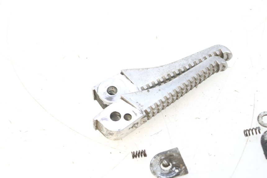 photo de PAIR REAR FOOTRESTS PIAGGIO TYPHOON 50 (2000 - 2009) - Alternative perspective