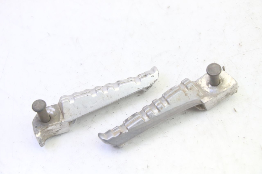 photo de PAIR REAR FOOTRESTS YAMAHA TZR 50 (2008 - 2016) - Zoom on usage condition