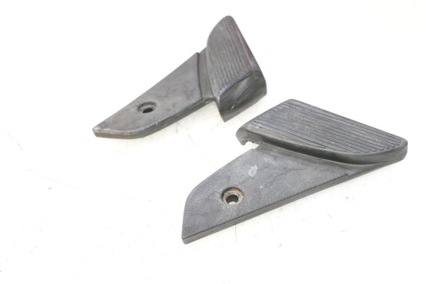 photo de PAIR OF REAR FOOTRESTS PIAGGIO VESPA S 2T 50 (2007 - 2014) - Alternative perspective