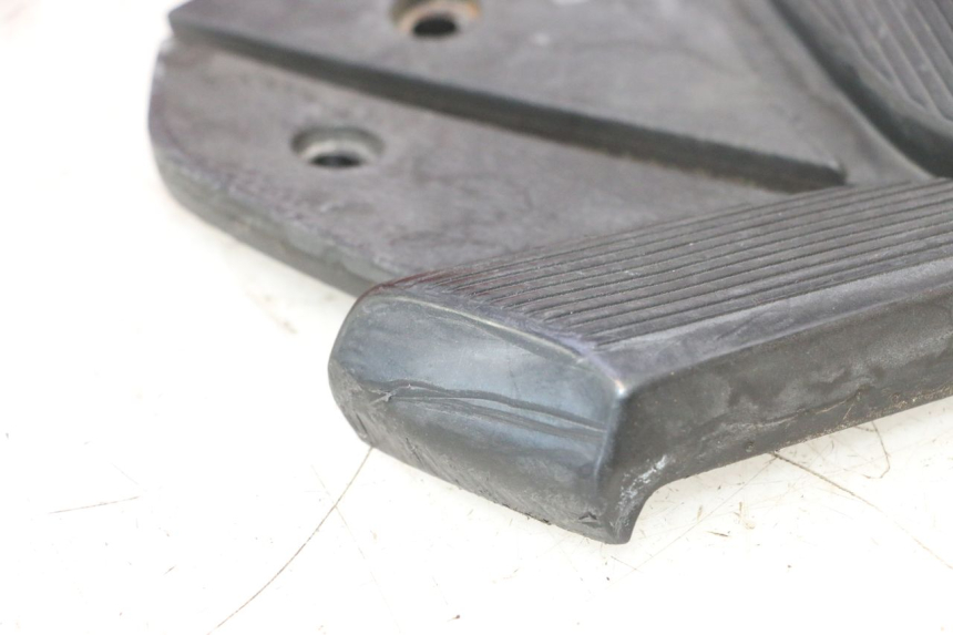 photo de PAIR OF REAR FOOTRESTS PIAGGIO VESPA S 2T 50 (2007 - 2014) - Technical close-up