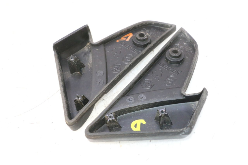 photo de PAIR OF REAR FOOTRESTS PIAGGIO VESPA S 2T 50 (2007 - 2014) - Fixing points details