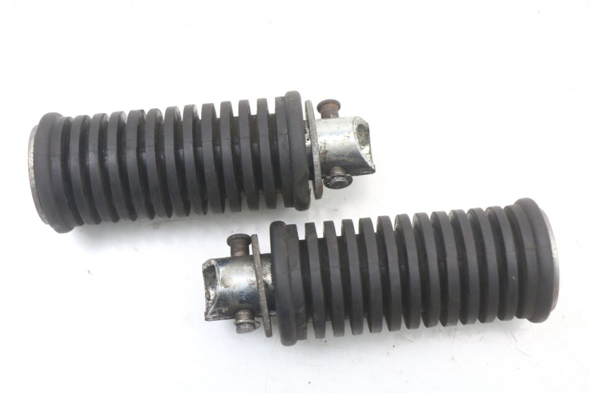 photo de REAR FOOTREST PAIR SUZUKI VL INTRUDER 125 (2004 - 2007) - Component detail