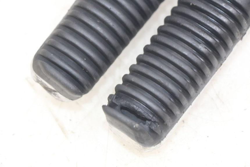 photo de PAIR OF REAR FOOTRESTS YAMAHA X-MAX XMAX 250 (2006 - 2009) - Technical close-up