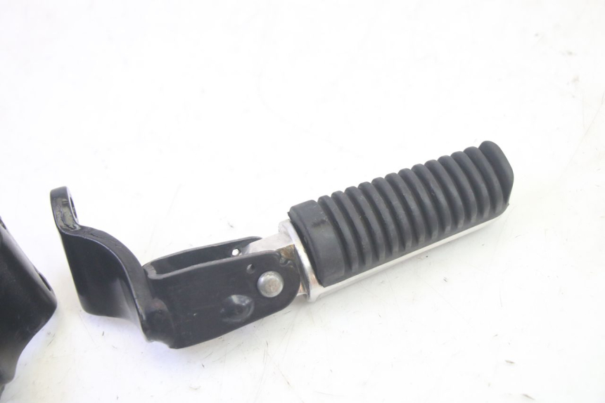 photo de PAIR OF REAR FOOTRESTS YAMAHA XMAX X-MAX 125 (2006 - 2009) - Alternative perspective