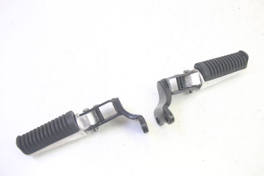 photo de PAIR OF REAR FOOTRESTS YAMAHA XMAX X-MAX 125 (2006 - 2009) - Technical close-up