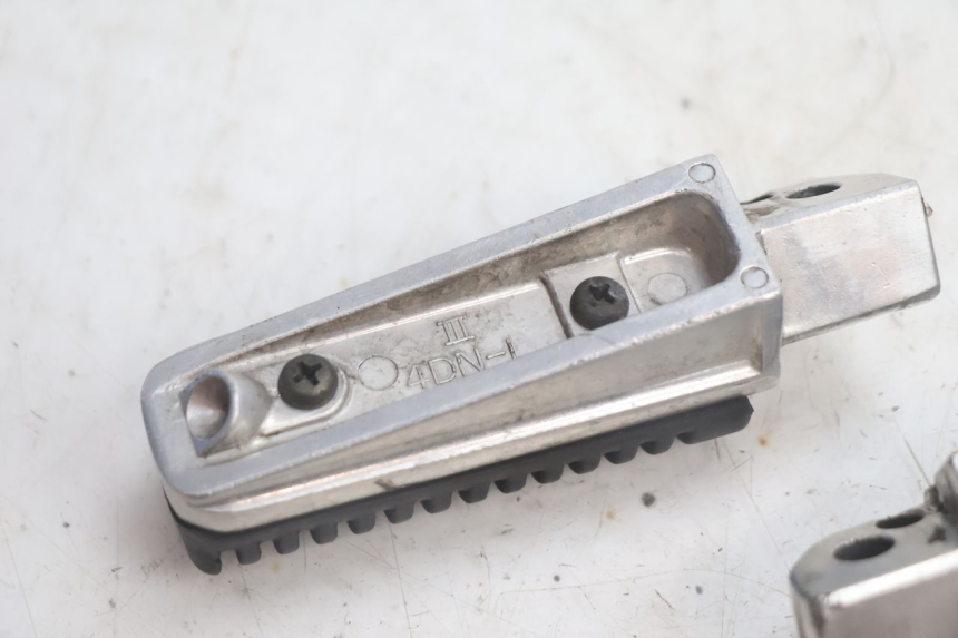 photo de PAIR OF REAR FOOTRESTS YAMAHA XMAX X-MAX 125 (2006 - 2009) - Surface and material condition