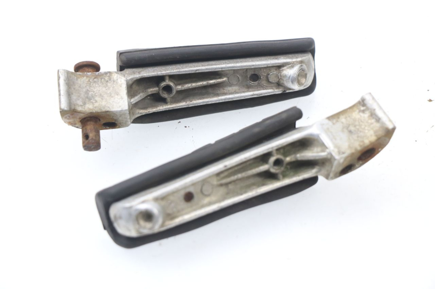 photo de PAIR REAR FOOTRESTS YAMAHA XJN XJ N DIVERSION 600 (1994 - 1997) - Zoom on usage condition