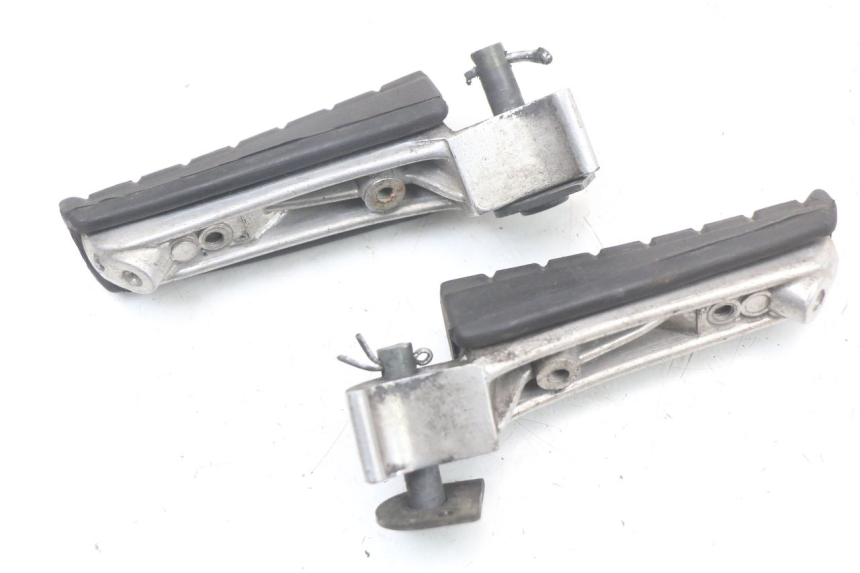 photo de PAIR REAR FOOTRESTS YAMAHA XJS DIVERSION 600 (1997 - 1999) - Zoom on usage condition