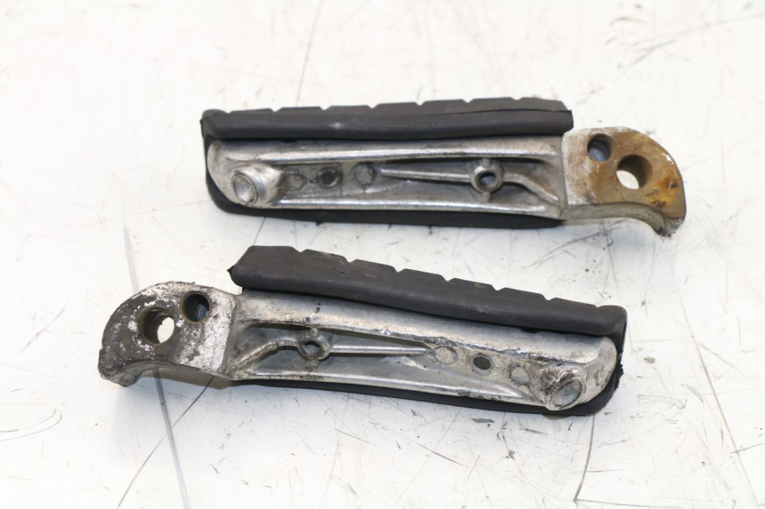 photo de PAIR REAR FOOTRESTS YAMAHA XJS DIVERSION 600 (1997 - 1999) - Zoom on usage condition