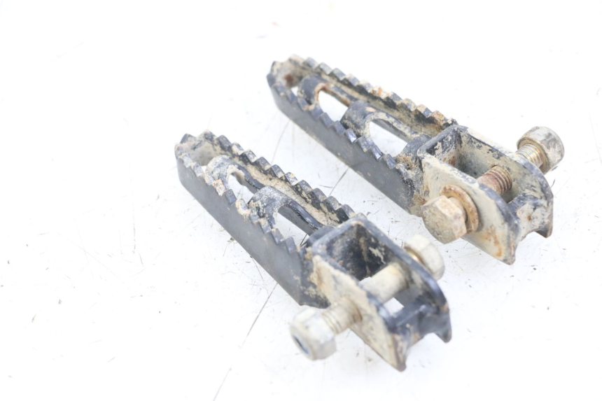 photo de PAIR OF REAR FOOTRESTS PEUGEOT XP6 50 (1997 - 2003) - Alternative perspective