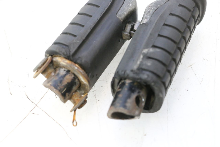 photo de PAIR REAR FOOTRESTS HONDA XRV AFRICA TWIN 750 (1990 - 1992) - Zoom on usage condition