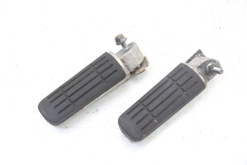 photo de PAIR REAR FOOTRESTS YAMAHA FZ6 FAZER S2 600 (2007 - 2011) - Component detail