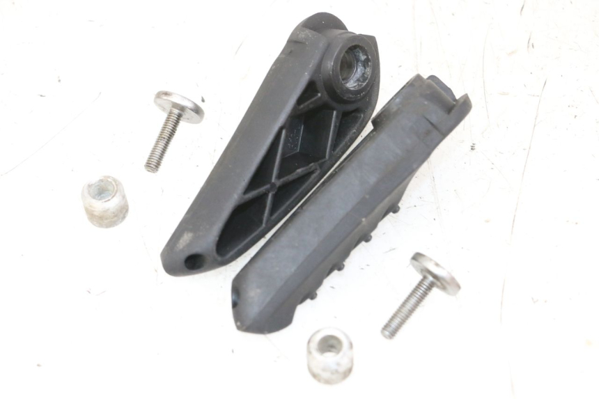 photo de PAIR OF REAR FOOTRESTS YAMAHA NEOS NEO'S 4T 50 (2008 - 2016) - Alternative perspective