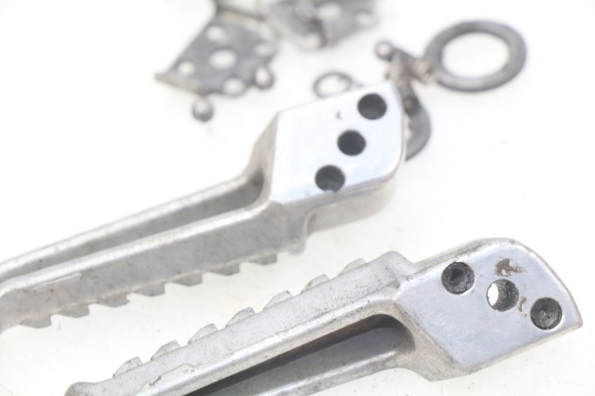 photo de REAR FOOTREST PAIR KAWASAKI Z S 750 (2003 - 2006) - Zoom on usage condition