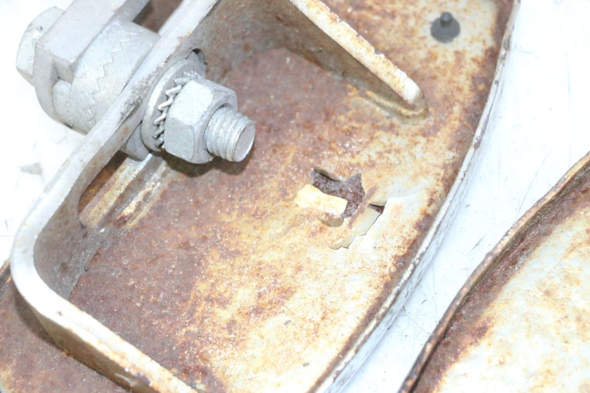 photo de PAIR FRONT FOOTREST HYOSUNG GV AQUILA 125 (2000 - 2009) - Alternative perspective