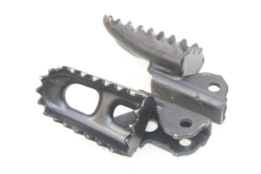 photo de PAIR OF FRONT FOOTRESTS LONCIN DIRT BIKE 125 - Zoom on usage condition