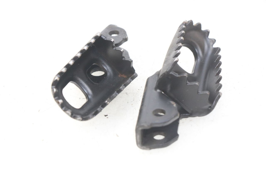 photo de PAIR OF FRONT FOOTRESTS LONCIN DIRT BIKE 125 - Alternative perspective