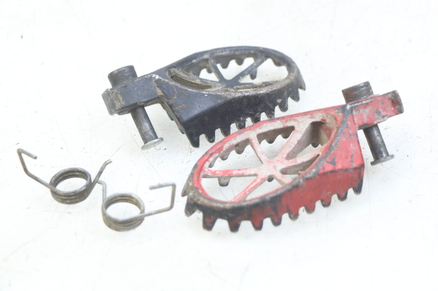 photo de PAIR OF FRONT FOOTRESTS APOLLO DIRT BIKE 125 (2010 - 2018) - Component detail