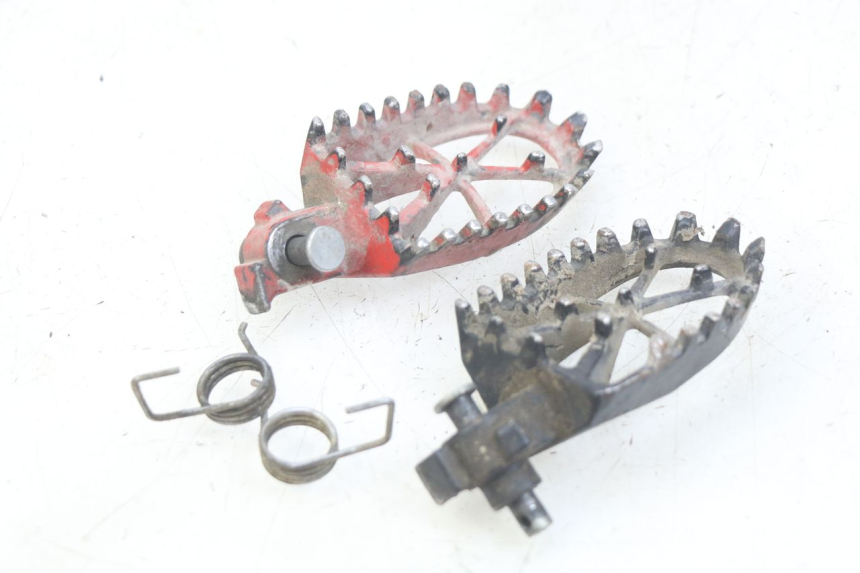 photo de PAIR OF FRONT FOOTRESTS APOLLO DIRT BIKE 125 (2010 - 2018) - Alternative perspective