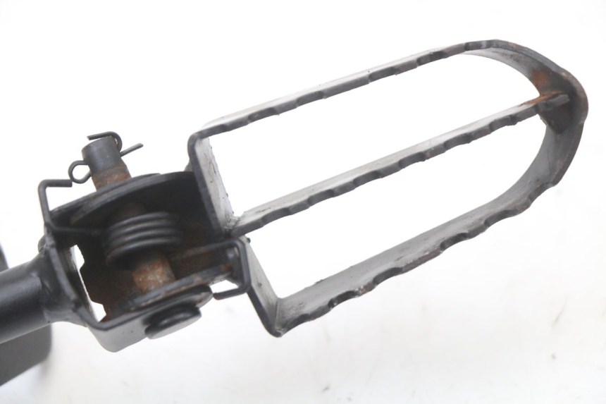 photo de PAIR OF FRONT FOOTRESTS CCR DIRT BIKE 125 - Technical close-up