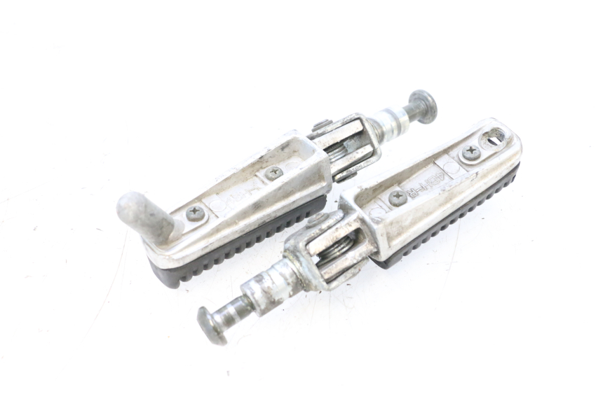 photo de PAIR OF FRONT FOOTRESTS YAMAHA FZS FAZER 600 (1998 - 2001) - Technical close-up