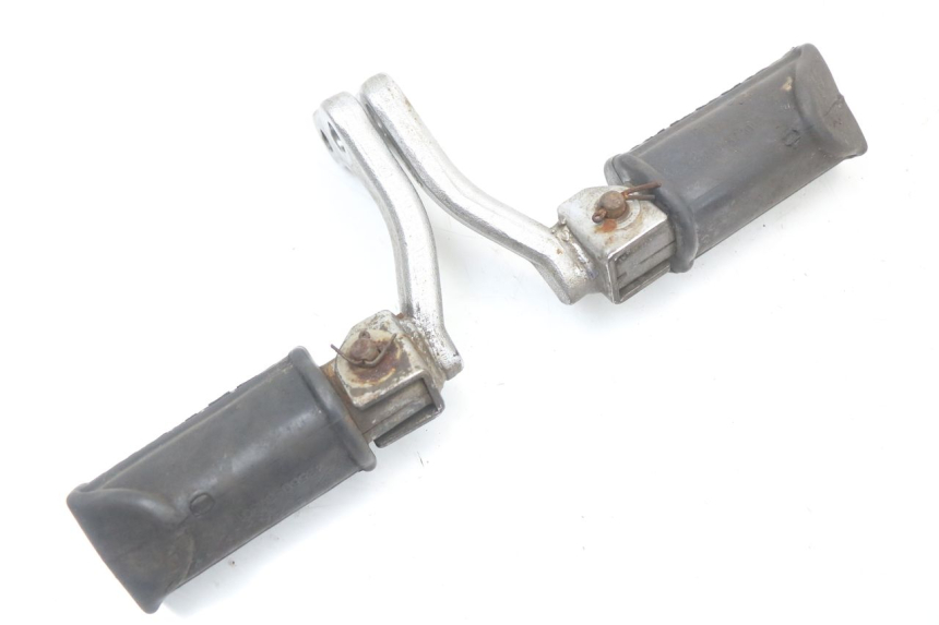 photo de PAIR FRONT FOOTREST SUZUKI GN 125 (1997 - 2000) - Technical close-up