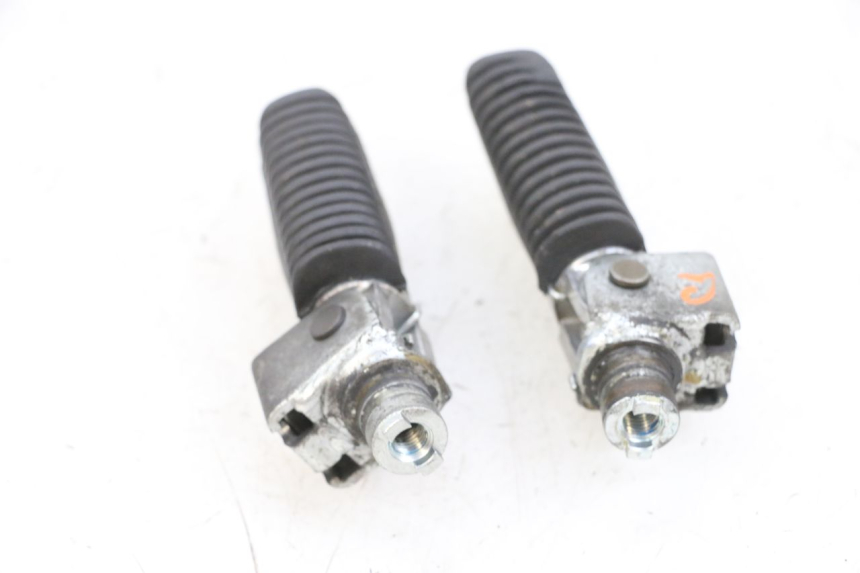 photo de PAIR FRONT FOOTREST SUZUKI GSF N BANDIT 600 (1996 - 1999) - Technical close-up