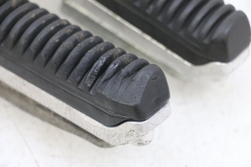 photo de PAIR FRONT FOOTREST SUZUKI GSF N BANDIT 600 (1996 - 1999) - Surface and material condition
