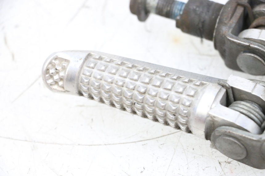 photo de PAIR FRONT FOOTREST SUZUKI GSXR GSX-R 1000 (2003 - 2004) - Fixing points details
