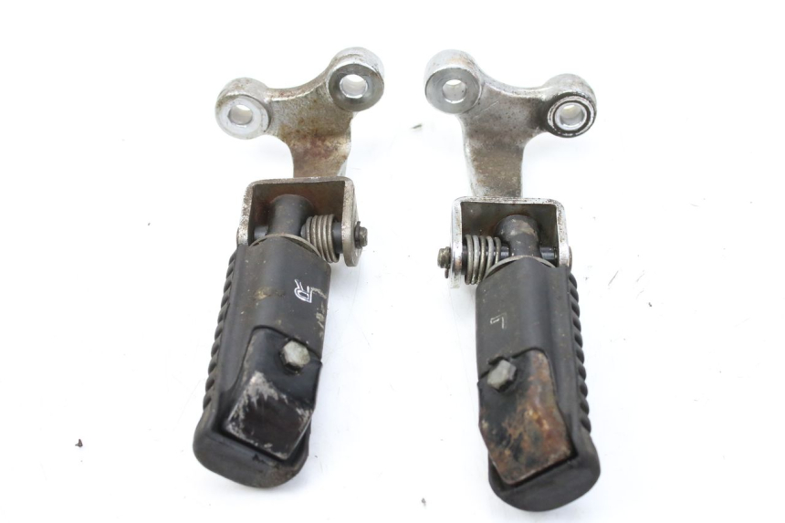 photo de PAIR OF FRONT FOOTRESTS SYM HUSKY 125 (1999 - 2005) - Zoom on usage condition