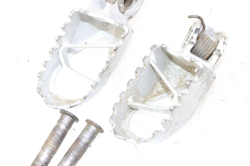 photo de PAIR FRONT FOOTREST KAWASAKI KX 65 (2000 - 2019) - Fixing points details