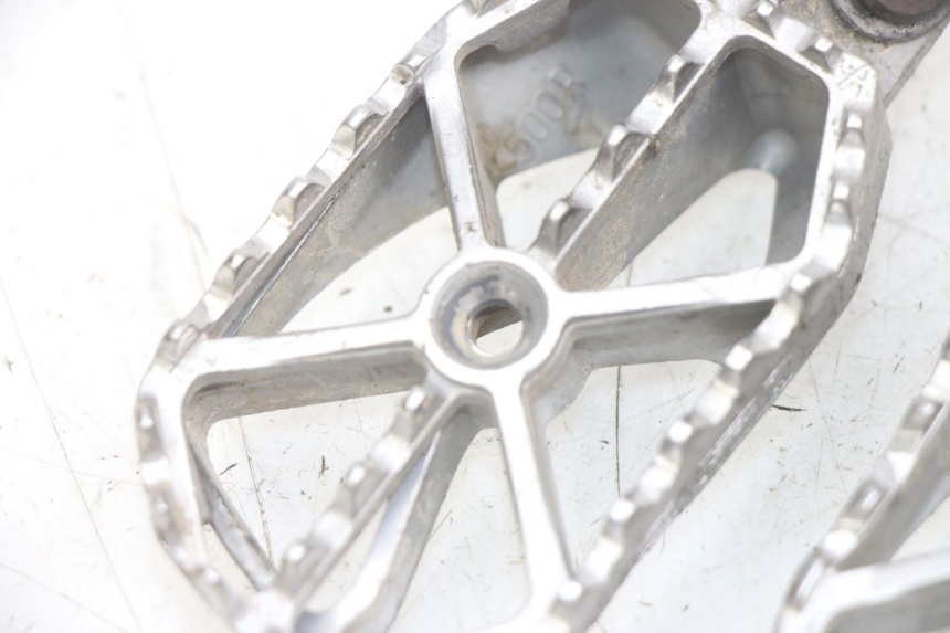 photo de PAIR OF FRONT FOOTRESTS KAWASAKI KXF KX-F 250 (2012 - 2014) - Markings and original references