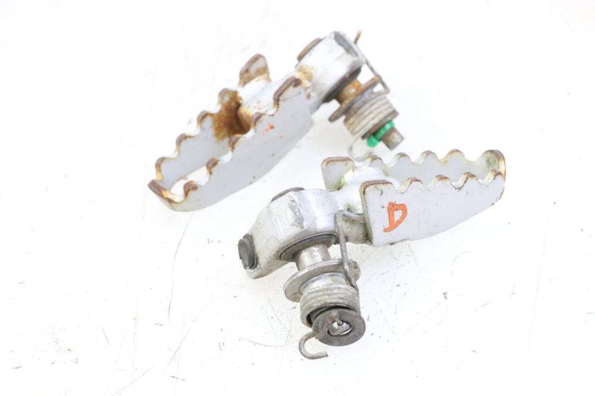 photo de PAIR FRONT FOOTREST KYMCO STRYKER OFF ROAD 125 (1999 - 2005) - Zoom on usage condition