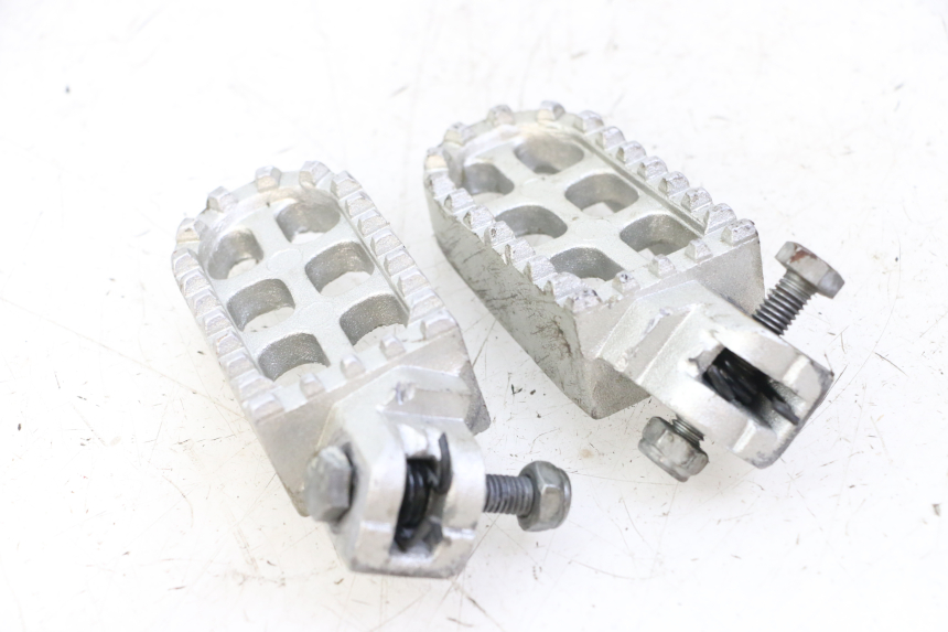 photo de PAIR OF FRONT FOOTRESTS LONCIN DIRT BIKE 125 - Component detail