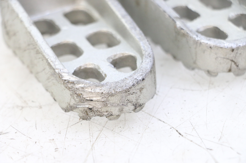 photo de PAIR OF FRONT FOOTRESTS LONCIN DIRT BIKE 125 - Alternative perspective