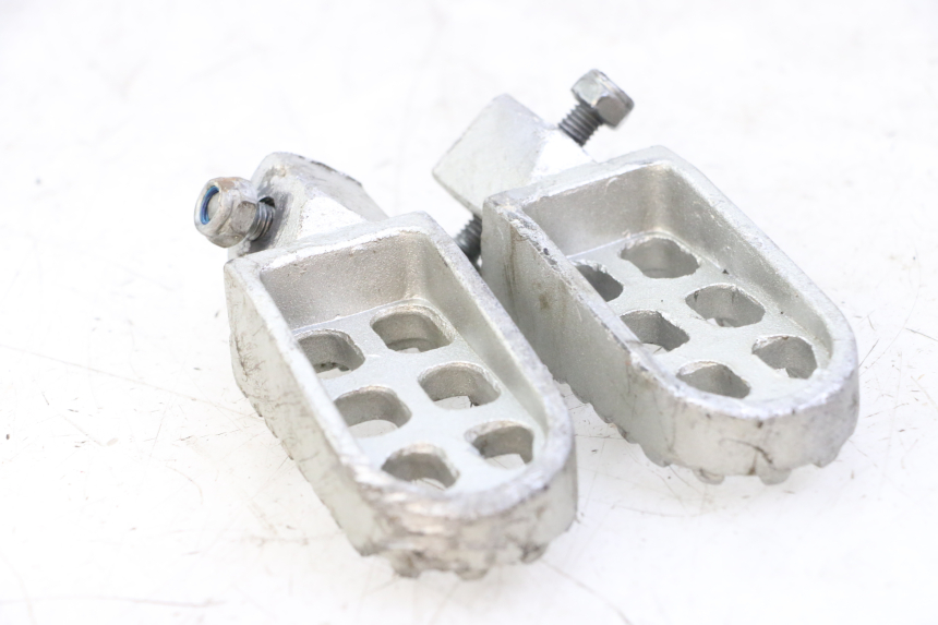 photo de PAIR OF FRONT FOOTRESTS LONCIN DIRT BIKE 125 - Technical close-up