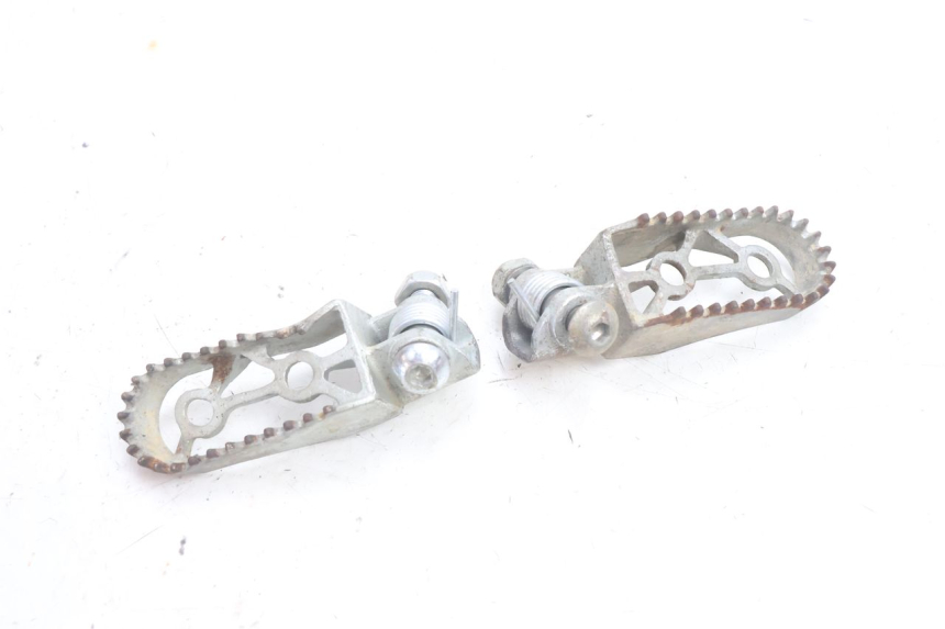 photo de PAIR FRONT FOOTREST RIEJU MRT PRO SUPERMOTARD 50 (2007 - 2018) - Alternative perspective