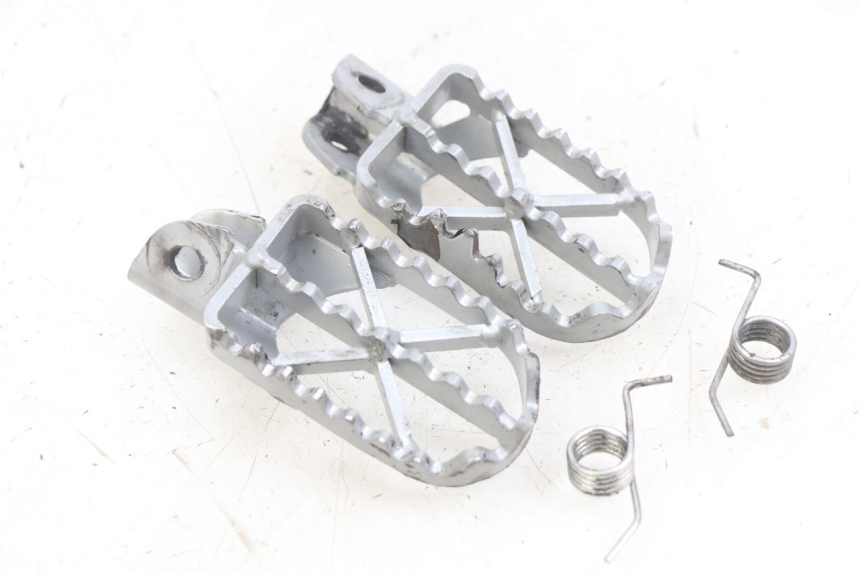 photo de PAIR OF FRONT FOOTRESTS YCF R-START 125 - Alternative perspective