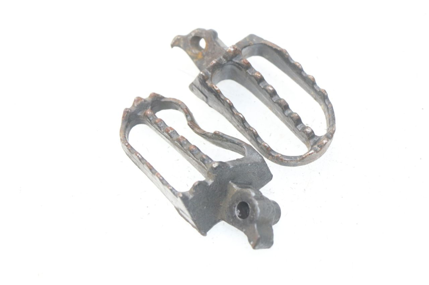 photo de PAIR OF FRONT FOOTRESTS APOLLO RFZ 150 - Zoom on usage condition