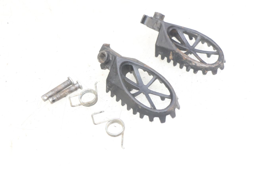 photo de PAIR OF FRONT FOOTRESTS APOLLO RFZ 150 - Component detail