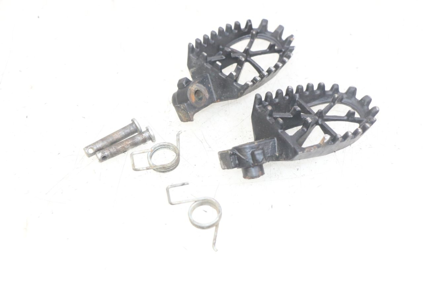 photo de PAIR OF FRONT FOOTRESTS APOLLO RFZ 150 - Alternative perspective