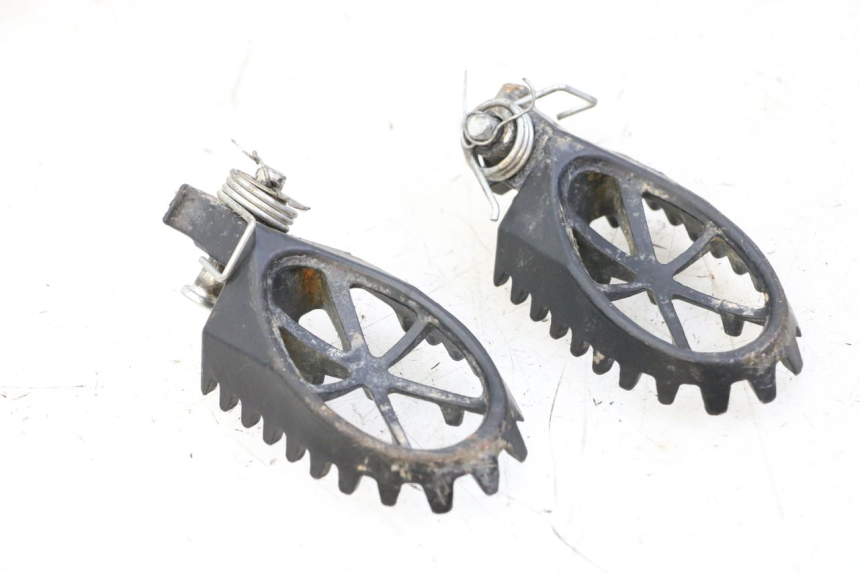 photo de PAIR OF FRONT FOOTRESTS APOLLO RFZ 125 - Zoom on usage condition