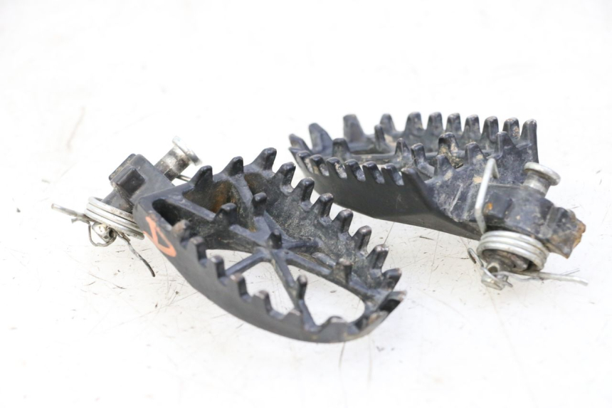 photo de PAIR OF FRONT FOOTRESTS APOLLO RFZ 125 - Technical close-up