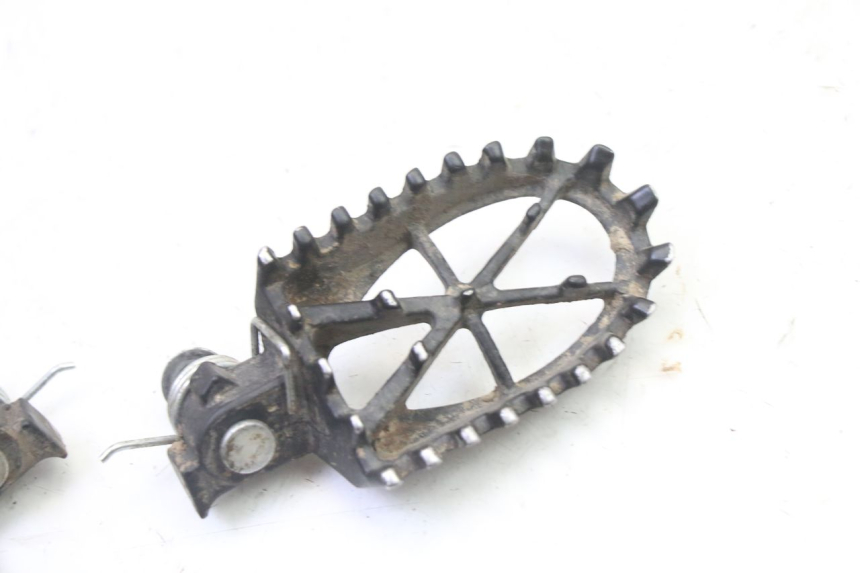 photo de PAIR OF FRONT FOOTRESTS APOLLO RFZ 150 - Zoom on usage condition