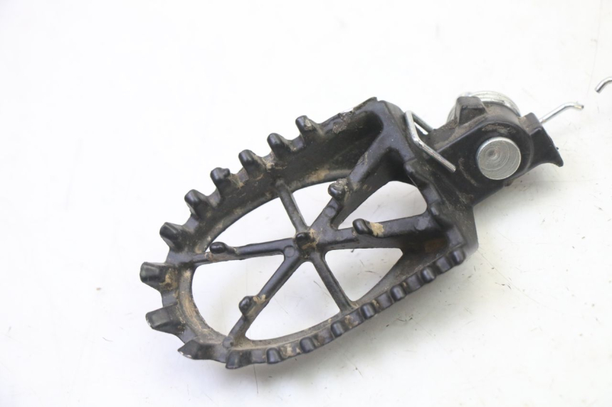 photo de PAIR OF FRONT FOOTRESTS APOLLO RFZ 125 - Component detail