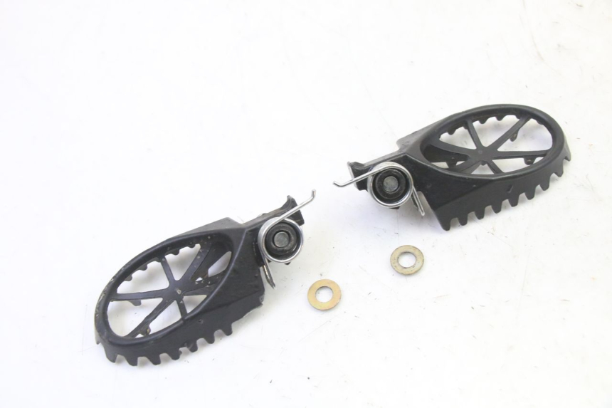 photo de PAIR OF FRONT FOOTRESTS APOLLO RFZ 125 - Technical close-up