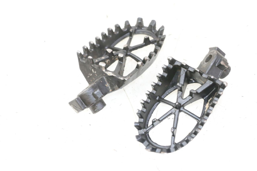 photo de PAIR OF FRONT FOOTRESTS APOLLO RFZ 125 - Alternative perspective