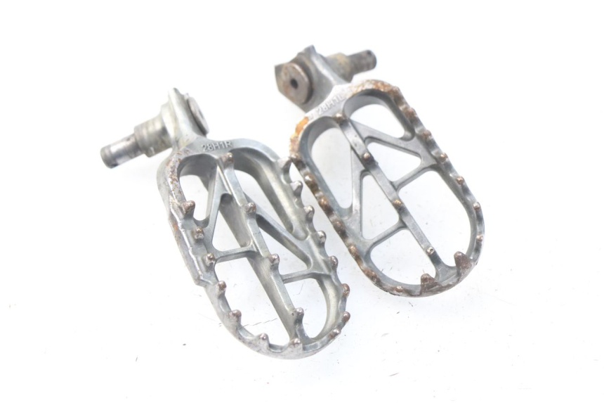 photo de PAIR FRONT FOOTREST SUZUKI RMZ RM-Z 450 (2008 - 2011) - Component detail