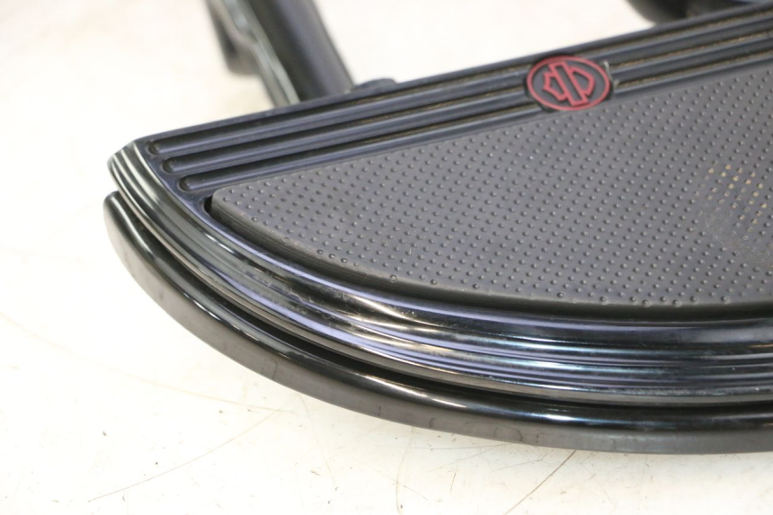 photo de PAIR FRONT FOOTREST HARLEY DAVIDSON ROAD GLIDE FLTRXSE 1920 (2018 - 2022) - Focus on structure